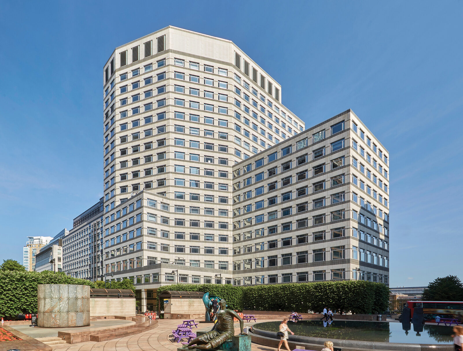 One Cabot Square, exterior view over the Canary Wharf water gardens